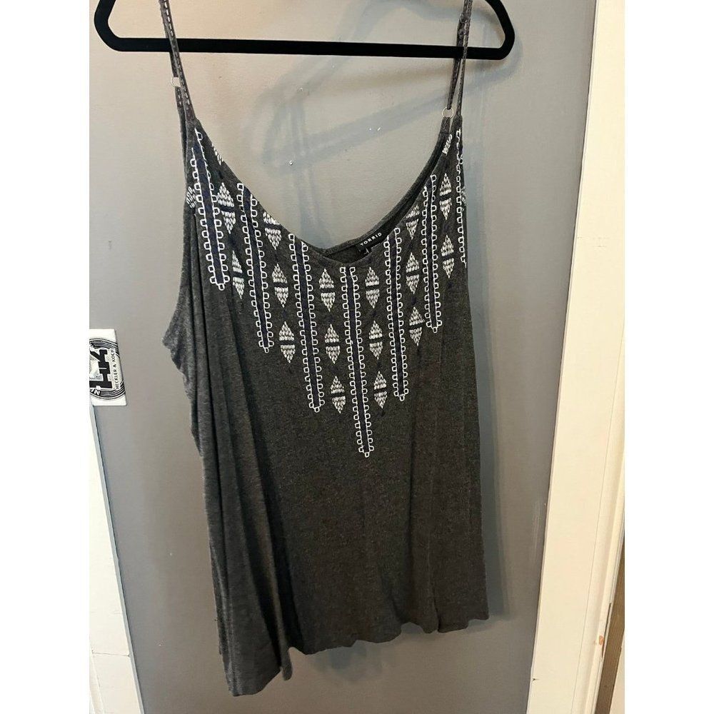 Torrid size 5 5x gray tank top with blue and white embroidery